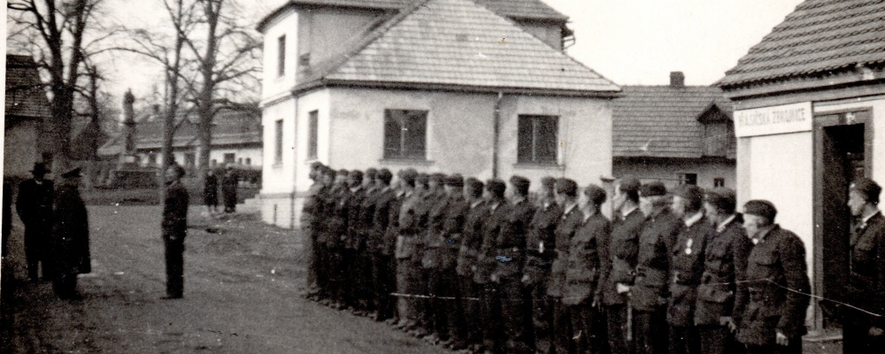 1950 před hasičskou zbrojnicí nasntoupení hasiči podávají hlášení okres veliteli Arnoštu Ročkovi   155.jpg